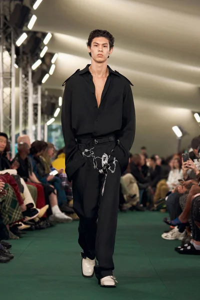 Look 16